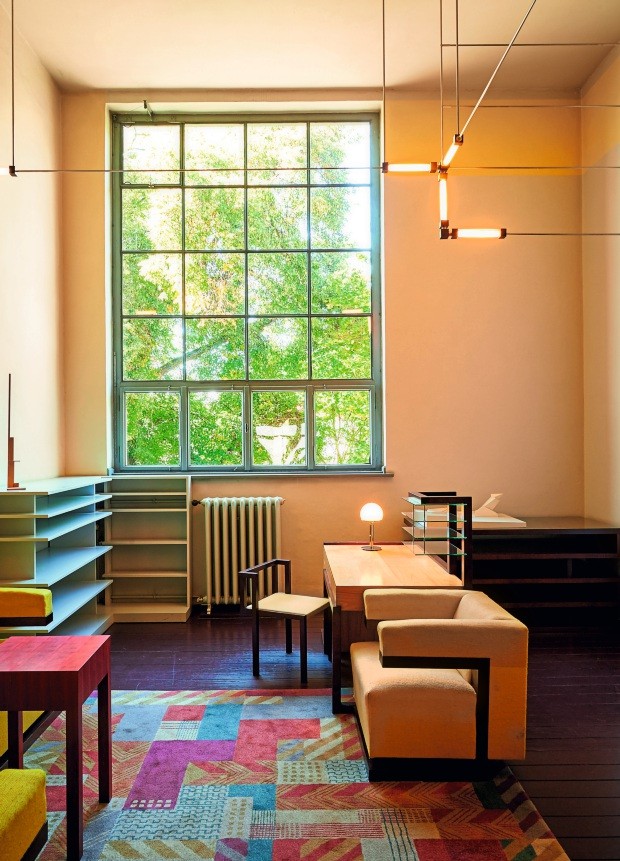 Diretoria A sala de Gropius, em Weimar, foi decorada com móveis criados na escola, como a cadeira F51, assinada por ele, e o tapete de Gertrud Arndt (Foto: Samuel Zuder / Thüringer Tourismus GmbH)