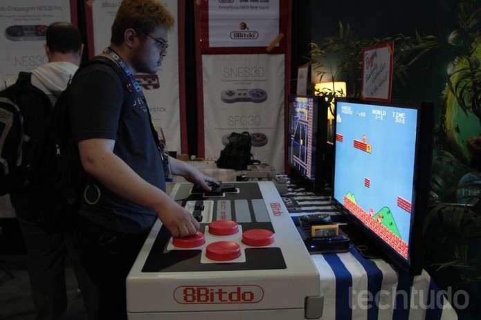 Controles gigantes na exposi??o da E3 2015 (Foto: Tais Carvalho / TechTudo)