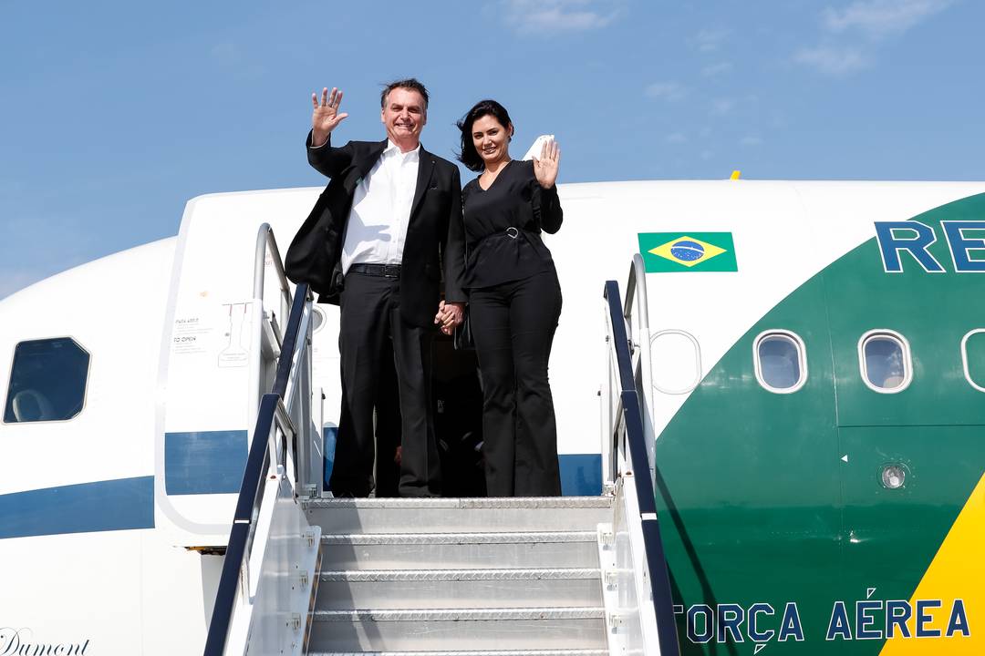 O presidente Jair Bolsonaro e a primeira-dama Michelle Bolsonaro ao desembarcar em Nova York