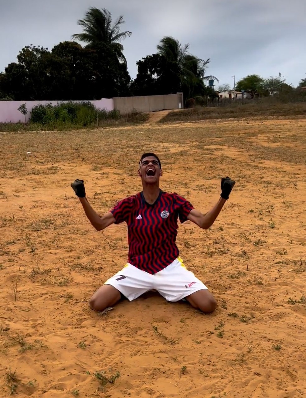 Luva de Pedreiro volta a produzir vídeos de gols — Foto: Reprodução