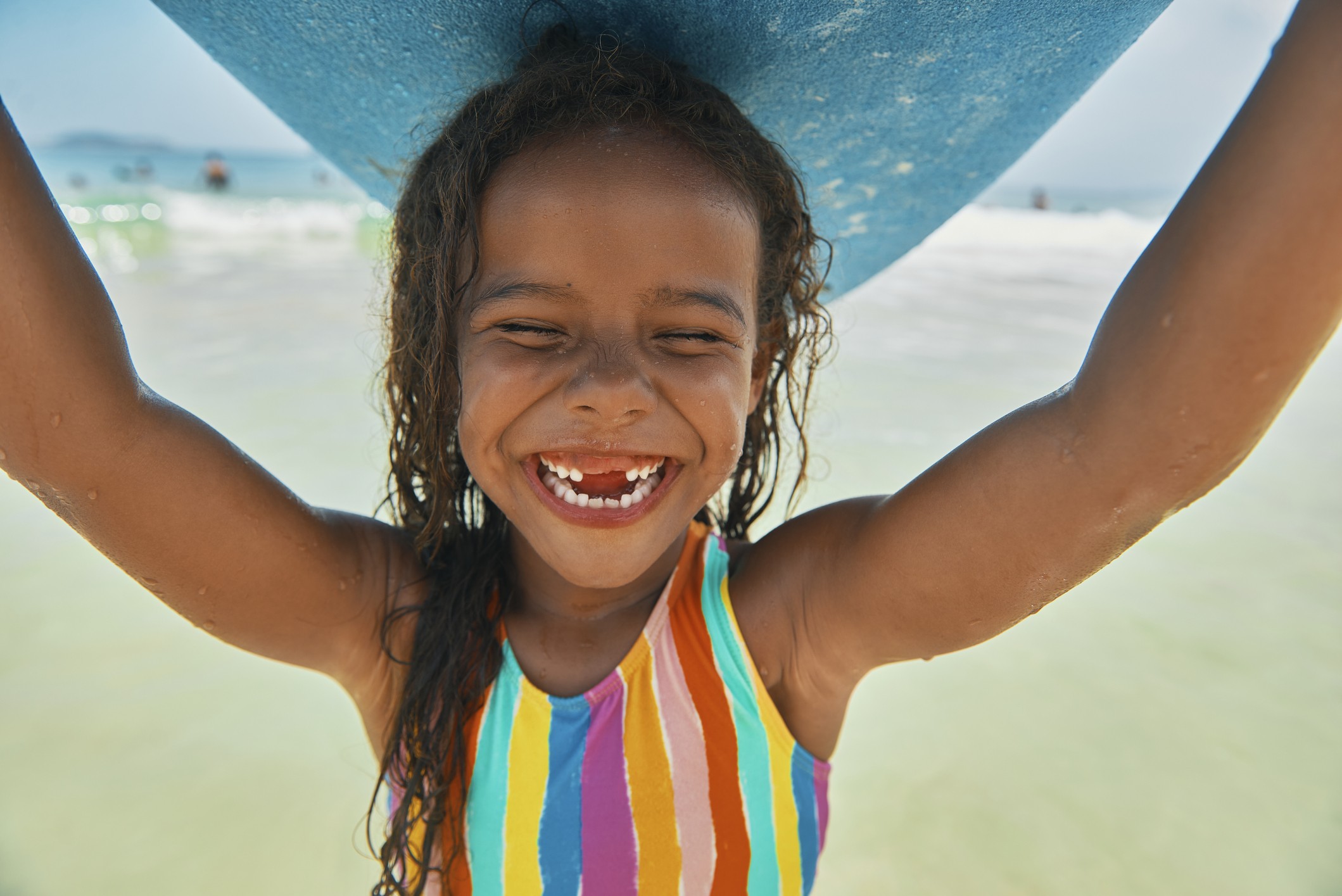Sol tem papel importante na síntese de vitamina D, mas é hora de tomar ainda mais cuidado com a exposição das crianças ao ar livre  (Foto: Getty Images)