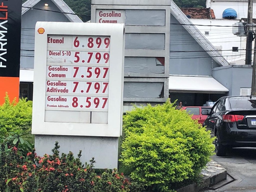 O g1 percorreu postos de combustíveis nas zonas Norte, Sul e Oeste da cidade e ouviu reclamações de motoristas sobre o preço dos combustíveis — Foto: Cristina Boeckel/g1
