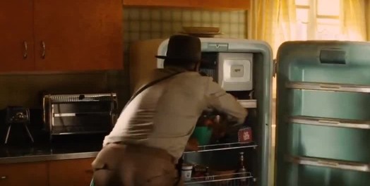 Harrison Ford entrando em uma geladeira para sobreviver a uma bomba nuclear em Indiana Jones e o Reino da Caveira de Cristal (2008) (Foto: Reprodução)