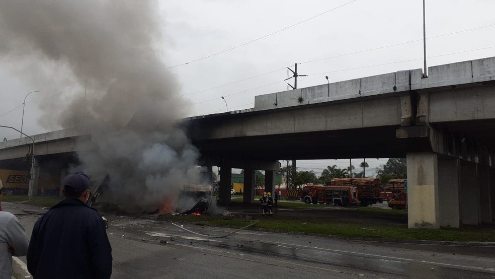 Acidente na BR-101 — Foto: Polícia Militar/Divulgação