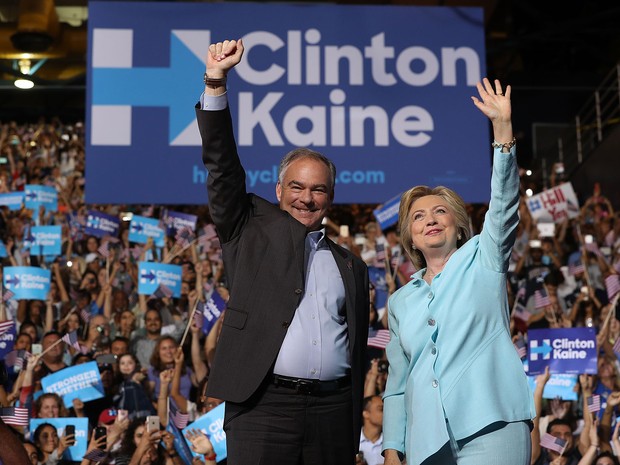 Hilary Clinton e o senador Tim Kaine, em sua primeira aparição pública juntos, neste sábado (23), em Miami (Foto: Justin Sullivan/ AFP)