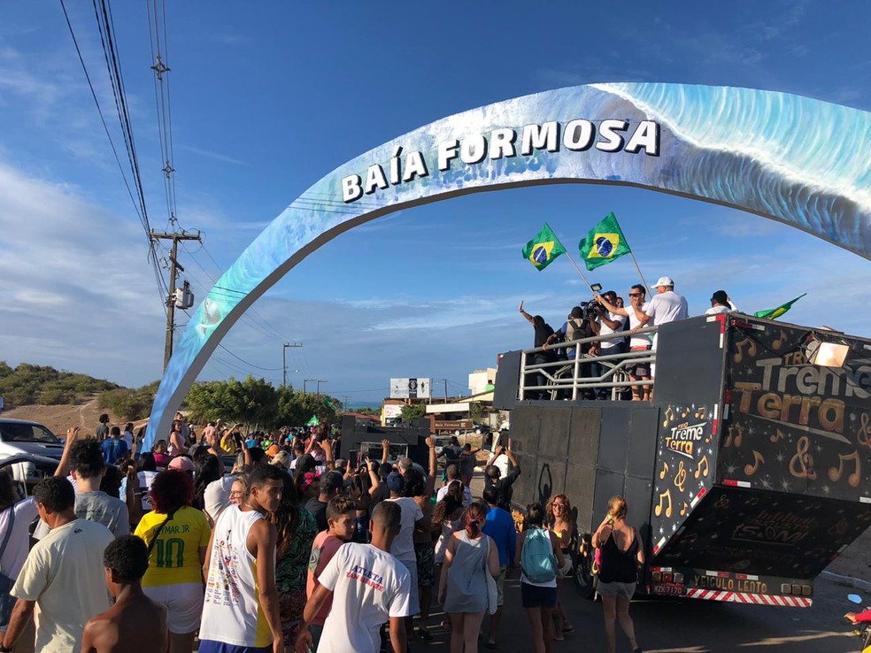 Campeão mundial de surfe Ítalo Ferreira foi recepcionado pela população de Baía Formosa nesta segunda-feira — Foto: Augusto César/GE