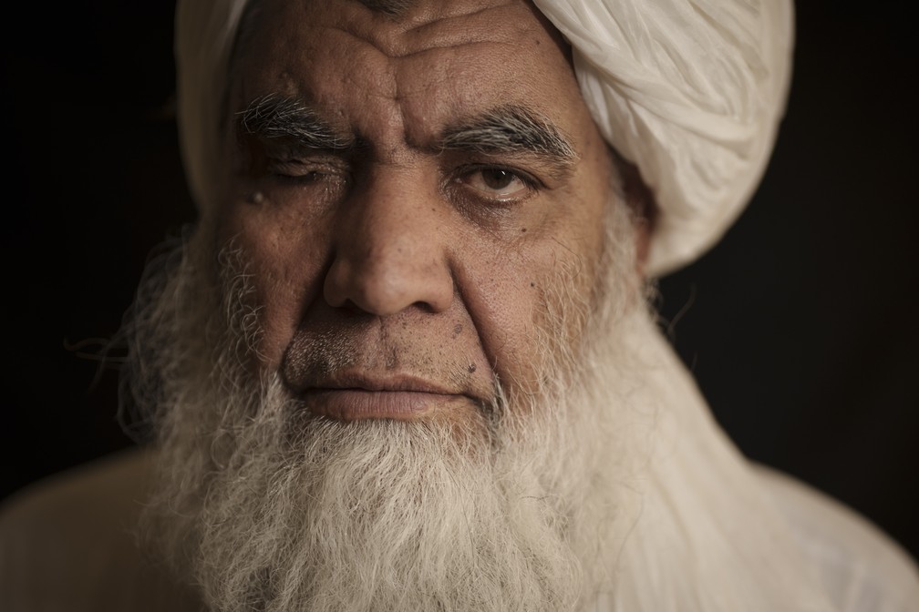 22 de setembro - O líder talibã Mullah Nooruddin posa para foto em Cabul, capital do Afeganistão. A volta do Talibã ao poder pode trazer, segundo um líder talibã, a volta de punições como execuções e amputações de mão, mas talvez, não em público — Foto: Felipe Dana/AP