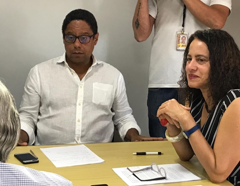 A presidente do PCdoB, Luciana Santos, e o líder do partido na Câmara, Orlando Silva, durante reunião nesta terça (15) — Foto: Fernanda Calgaro/G1