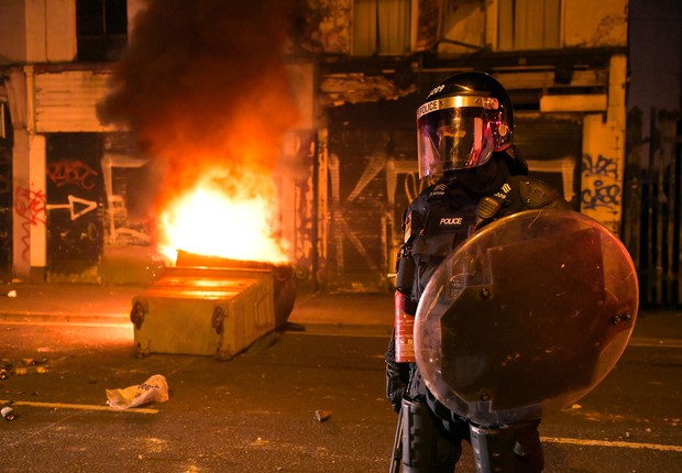 BELFAST, NORTHERN IRELAND - APRIL 02: Loyalists engage in violent unrest on April 2, 2021 in Belfast, Northern Ireland. Around 100 people had gathered Friday evening when bricks, bottles and fireworks were thrown at police. Loyalist unrest has grown follo (Foto: Photo by Charles McQuillan/Getty Images))