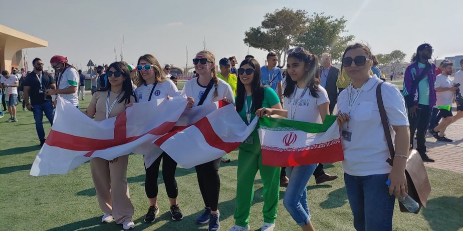 Iranianas sem véus no jogo com a Inglaterra na estreia da Copa do Mundo no estádio Khalifa