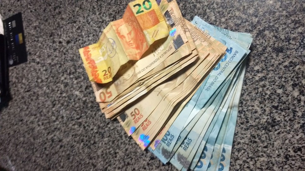 Polícia apreende R$ 4 mil com suspeitos de vender ingressos falsos para show no DF — Foto: Divulgação/PMDF