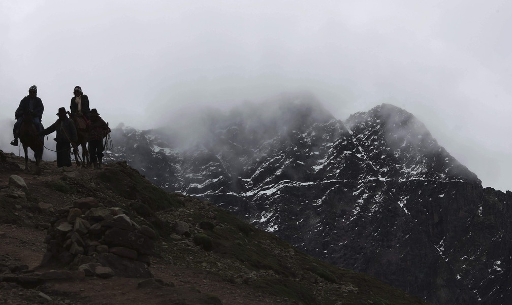 Situada na Cordilheira do Vilcanota, a montanha fica a 5,2 mil metros acima do nível do mar, no distrito de Pitumarca, no Peru (Foto: Martin Mejia/AP)