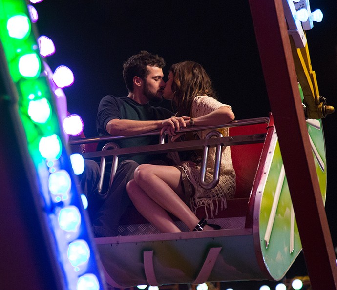 Só amor! 1º beijo de Gimila foi nas alturas (Foto: Fabiano Battaglin/Gshow)