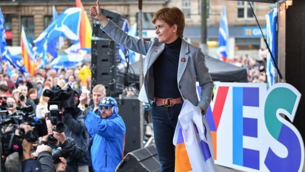 BBC: Nicola Sturgeon, a primeira-ministra escocesa, faz campanha pela independência na Escócia (Foto: Getty Images/BBC)