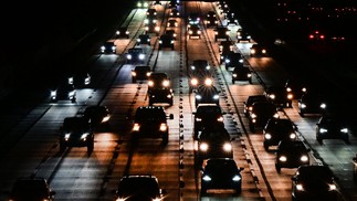 Motoristas se dirigem para o leste do centro de Los Angeles, Califórnia, antes do feriado de Ação de Graças — Foto: Frederic J. BROWN / AFP