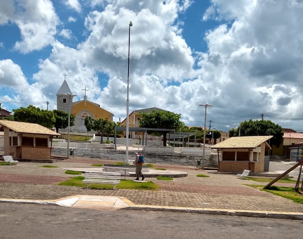 Praça do município de Encanto passando por desinfecção; cidade tem 4 casos confirmados de coronavírus — Foto: Redes sociais