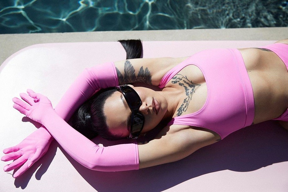 Luvas de natação da Kim Kardashian custam US$ 48 (Foto: Reprodução / Instagram @skims)