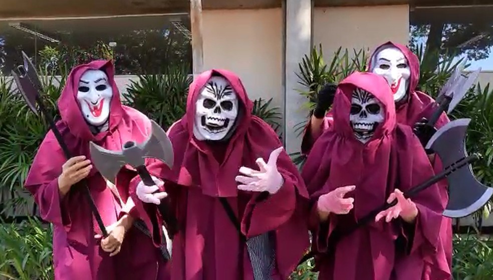 Personagens criativos orientam moradores sobre isolamento social nas ruas de Lençóis Paulista — Foto: Secretaria de Cultura de Lençóis Paulista/Divulgação