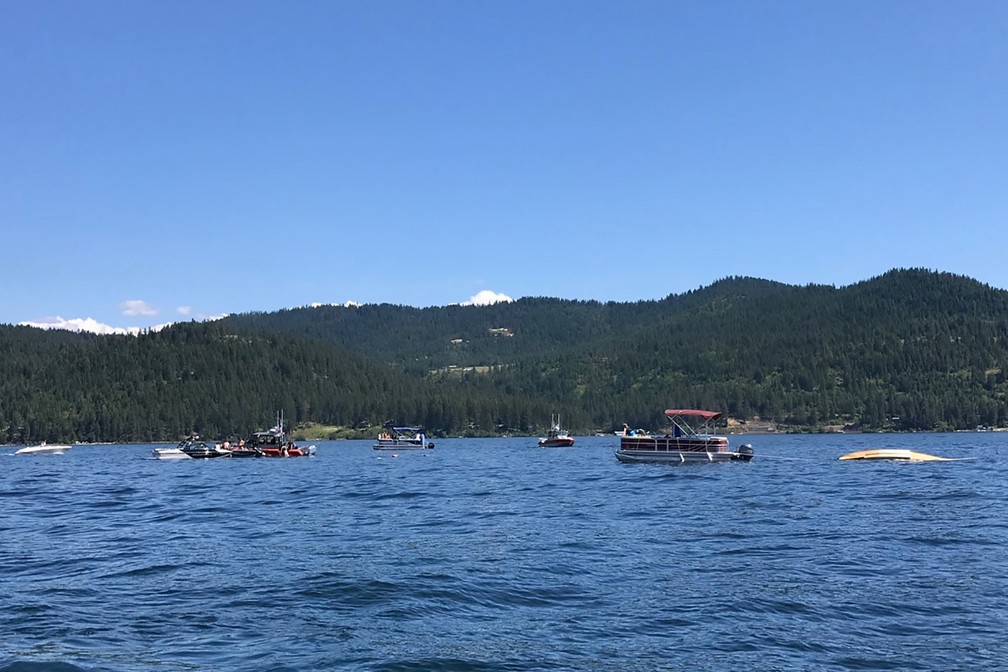 Embarcações de resgate no lago Coeur d'Alene, em Idaho (Estados Unidos), após colisão entre aviões no domingo (5) — Foto: Stephanie Hammett/The Spokesman-Review via AP