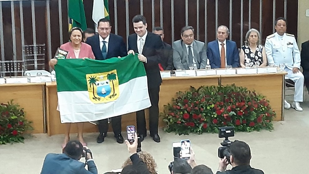 Fátima Bezerra e Walter Alves recebem bandeira do Rio Grande do Norte das mãos do presidente da ALRN, Ezequiel Ferreira — Foto: Sérgio Henrique Santos/Inter TV Cabugi