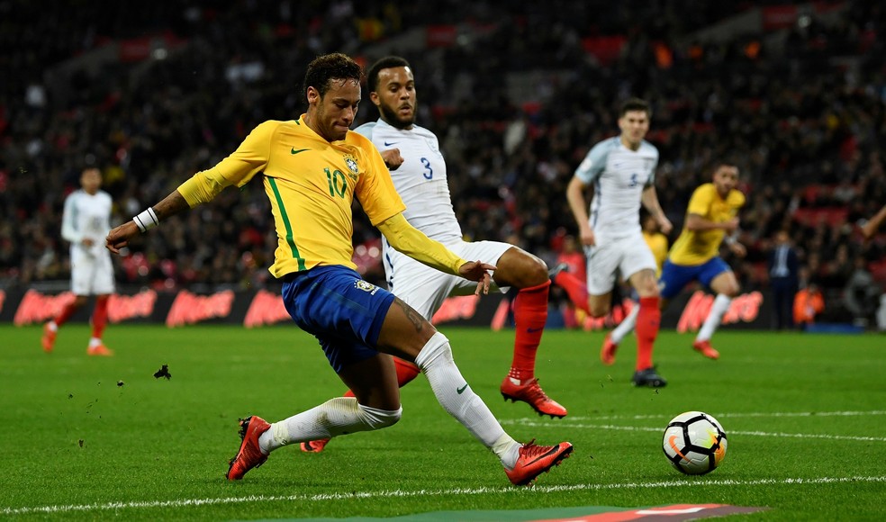 Neymar tenta a finalização contra a Inglaterra em Wembley (Foto: Reuters)