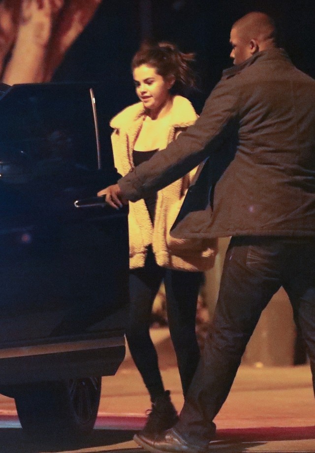 Selena Gomez deixa a casa de Justin Bieber no meio da noite (Foto: AKM/GSI)