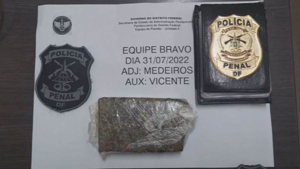 Tablete de maconha encontrado após atendimento de advogado na Papuda, no DF — Foto: Reprodução