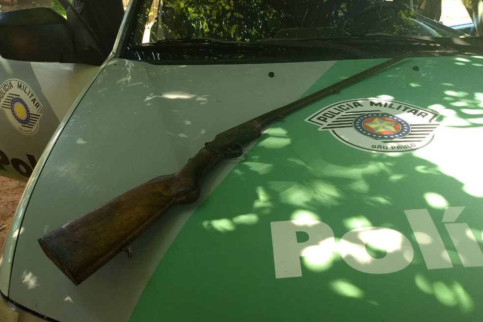 Espingarda foi encontrada dentro da residência (Foto: Polícia Militar Ambiental/Cedida)