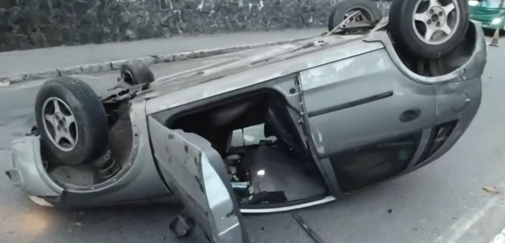 Carro capota na Av. Silveira Martins, no bairro do Cabula, em Salvador — Foto: Reprodução/TV Bahia