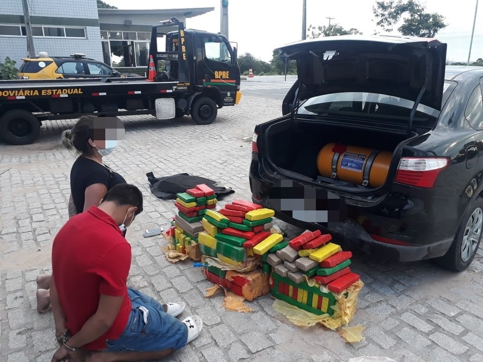 Casal foi abordado por agentes da PRE no posto de fiscalização na CE-040, no município de Aracati. — Foto: Polícia Militar/ Divulgação
