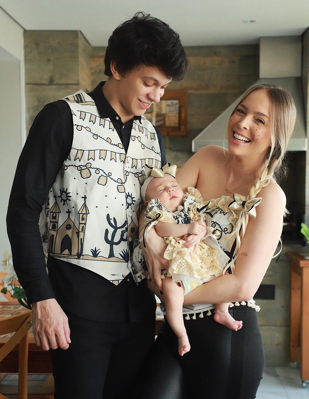 Foto: Filha de Tata Estaniecki e Júlio Cocielo, Beatriz, de 7 meses, não  economizou nos risos ao posar com a mãe - Purepeople