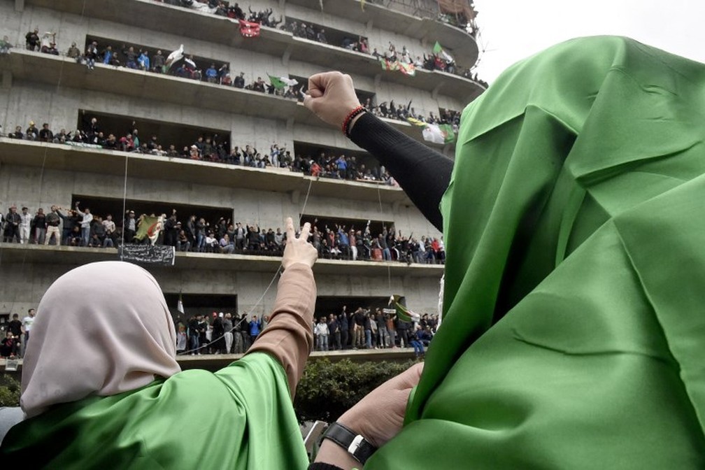 Mulheres protestam contra presidente da Argélia — Foto: Ryad Kramdi/AFP
