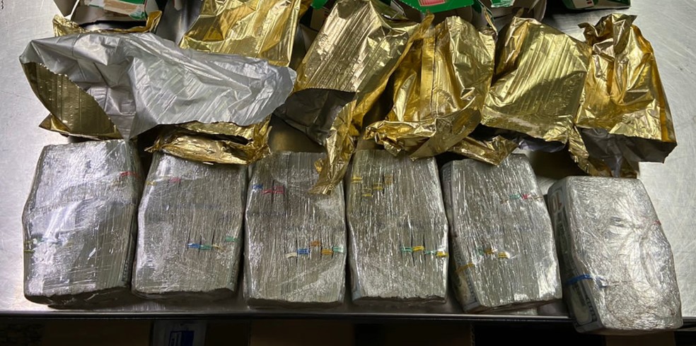 Passageiro é preso após esconder US$ 500 mil dentro de pacotes de café no aeroporto de Guarulhos — Foto: Receita Federal/Divulgação