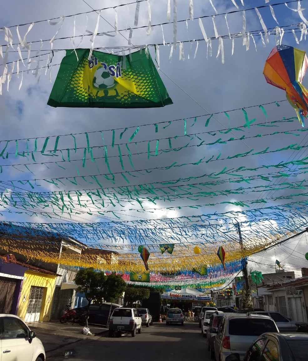 Rua Demócrito Gracindo, no bairro da Ponta Grossa, Maceió, foi decorada para torcer pelo Brasil na Copa do Mundo (Foto: Derek Gustavo/G1)