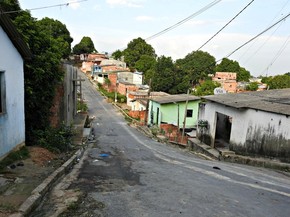 Irmãos estavam na porta de casa quando foram baleados (Foto: Adneison Severiano/G1 AM)