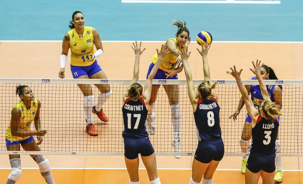 Adenízia, Tandara e Natália são as mais experientes do renovado grupo da seleção (Foto: Divulgação / Fivb)