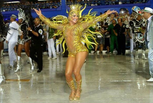 Claudia Leitte com uma fantasia que representava o sol no Carnaval 2015 (Foto: AgNews)