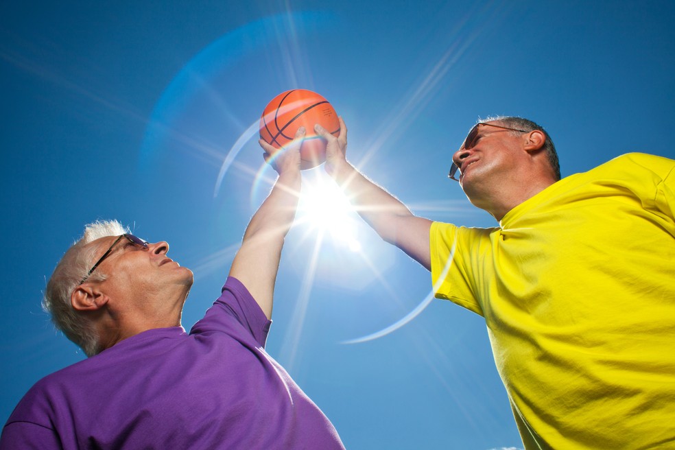 Jogar basquete ajuda no equilíbrio, reflexo e é um bom exercício cardiovascular — Foto: Istock