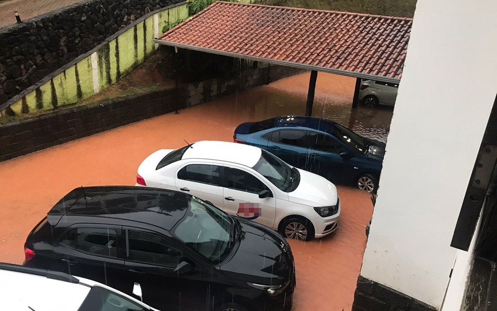 Chuva causa deslizamento de terra e hóspedes de hotel ficam ilhados em Extrema, MG  — Foto: Eduardo Pires