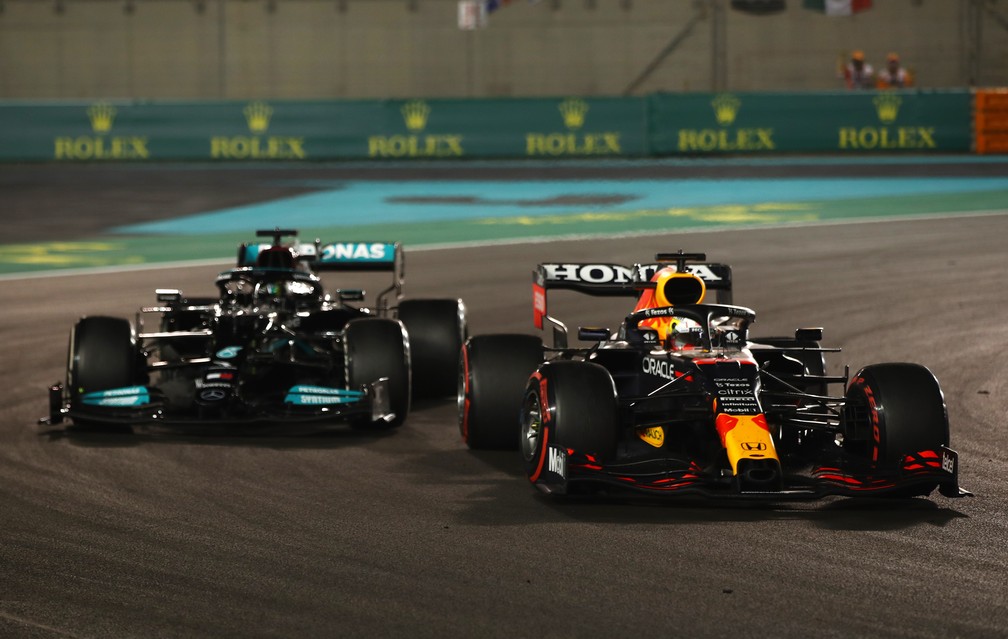 A ultrapassagem que decidiu o título de 2021: Max Verstappen sobre Lewis Hamilton em Abu Dhabi — Foto: Joe Portlock/F1 via Getty Images