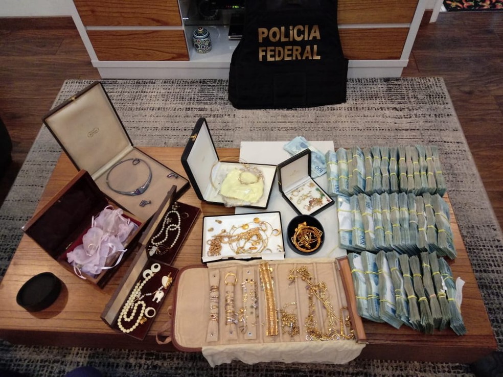 Dinheiro e joias apreendidas pela PF em operação contra o tráfico de drogas  — Foto: Divulgação/PF