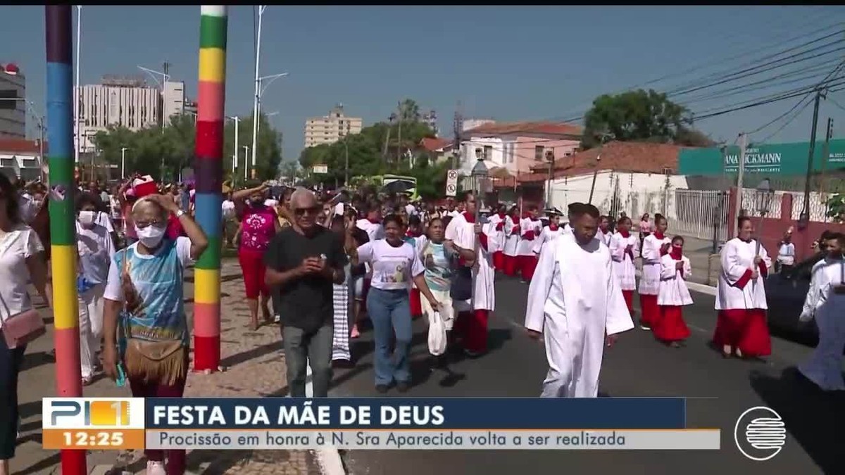 Milhares De Fi Is Participam De Missas E Prociss Es Em Homenagem A Nossa Senhora Aparecida No