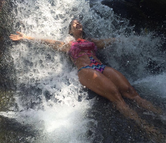 Dany Bananinha toma banho de cachoeira (Foto: Arquivo Pessoal)