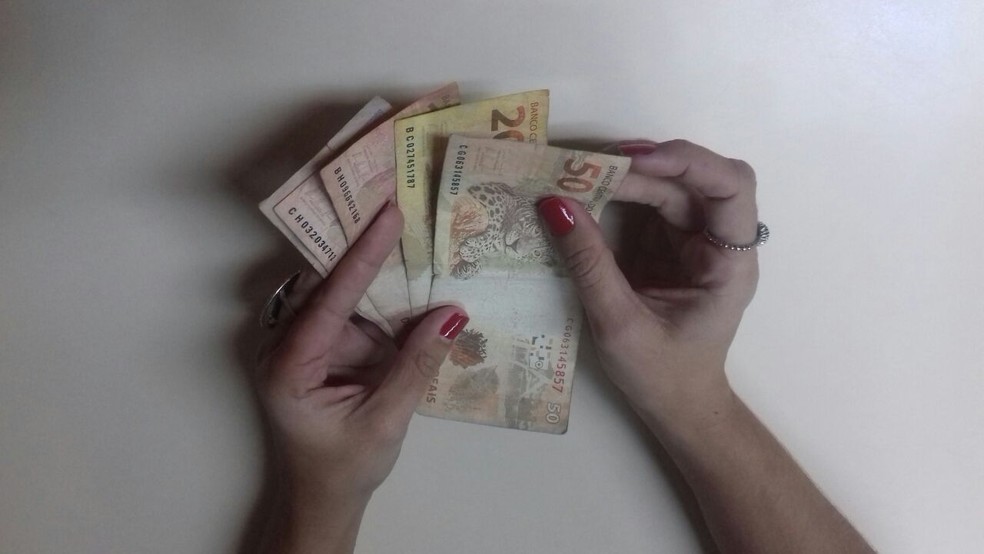 Dinheiro do 13&ordm; para servidores de Pernambuco ser&aacute; depositado na sexta (15), segundo o governo do estado (Foto: Paola Dutra/TV Tapaj&oacute;s)
