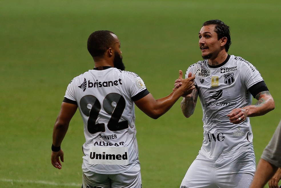 Vina comemora primeiro gol do Ceará na vitória sobre o Bahia no Brasileirão — Foto: MARCELO MALAQUIAS/FRAMEPHOTO/ESTADÃO CONTEÚDO
