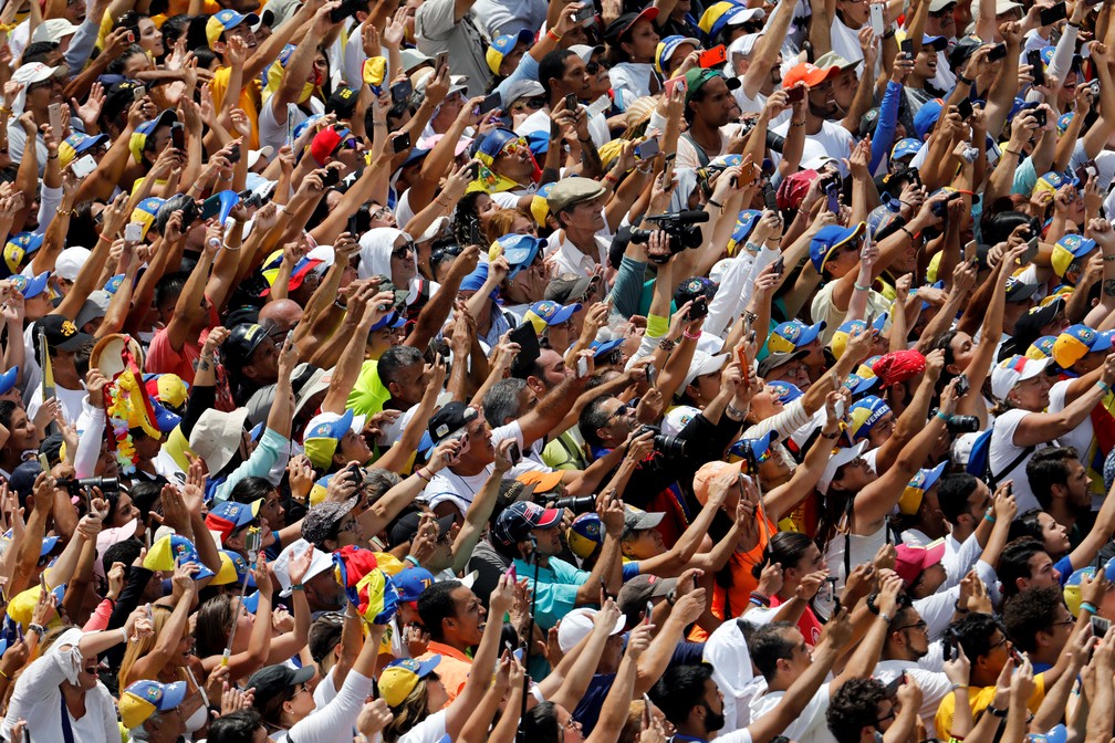 Apoiadores de Juan Guaidó participam de manifestação nesta segunda-feira (4), em Caracas — Foto: Manaure Quintero/Reuters