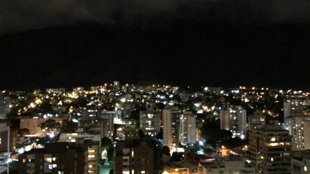 Na tentativa de evitar invasões, alguns proprietários pedem que os vizinhos acendam à noite as luzes do imóvel (Foto: NORBERTO PAREDES via BBC News)