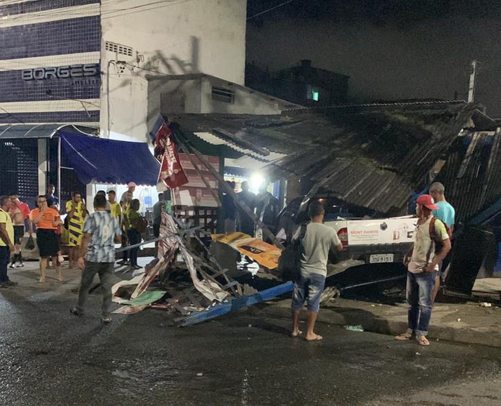 Motorista de caminhonete perde controle de veículo, sobe em calçada e atinge estabelecimentos no subúrbio de Salvador — Foto: Reprodução/Redes Sociais