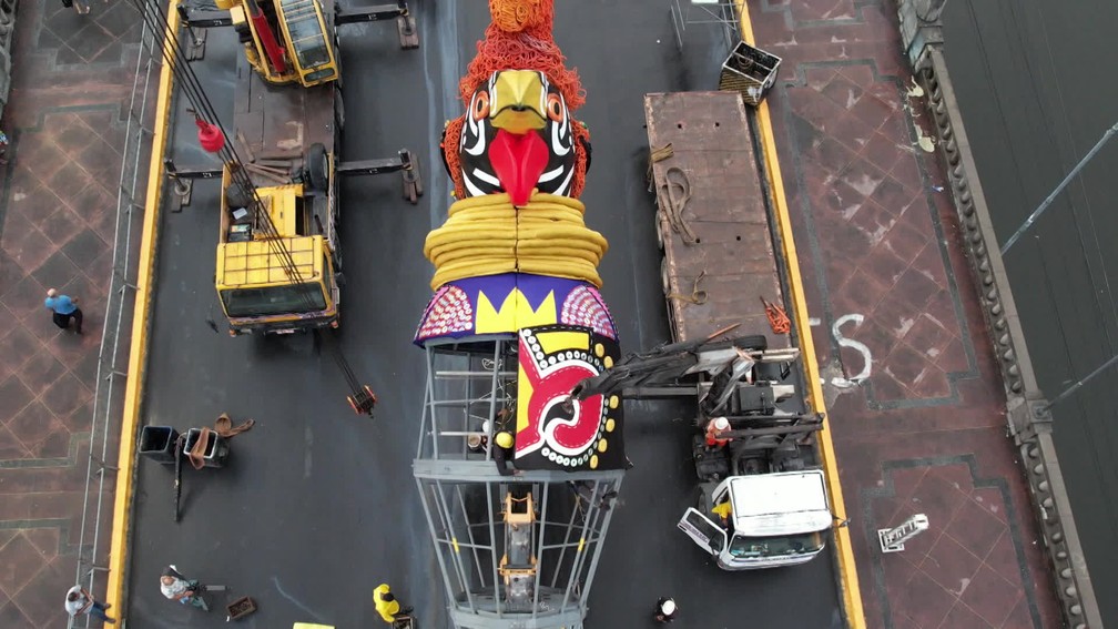 Montagem do galo gigante da Ponte Duarte Coelho — Foto: Reprodução/TV Globo