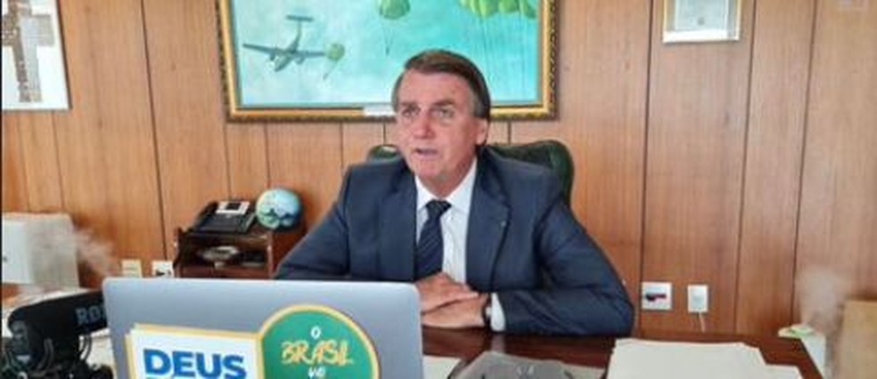 O presidente Jair Bolsonaro durante entrevista a uma rádio em janeiro de 2022 — Foto: Reprodução